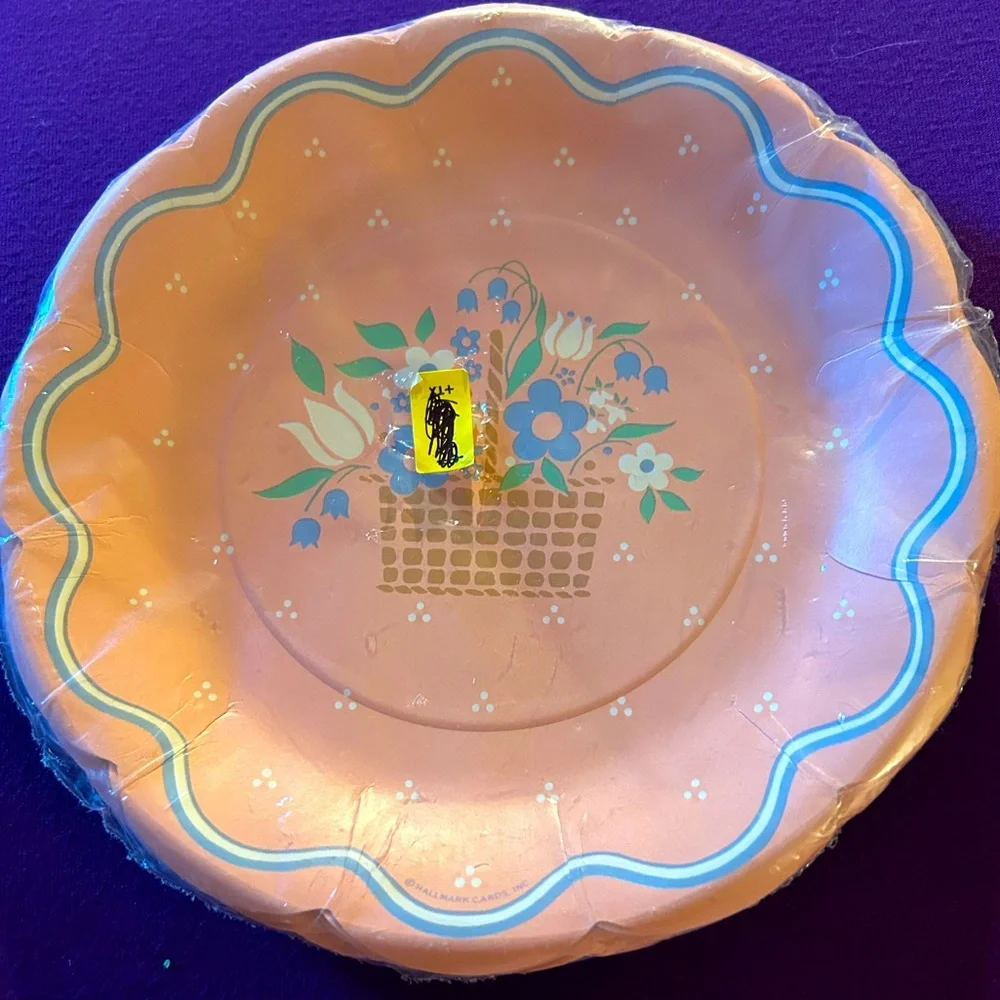 💜 CLEARANCE 2/5 AMBASSADOR VTG NWT Set of 8 paper dessert plates.